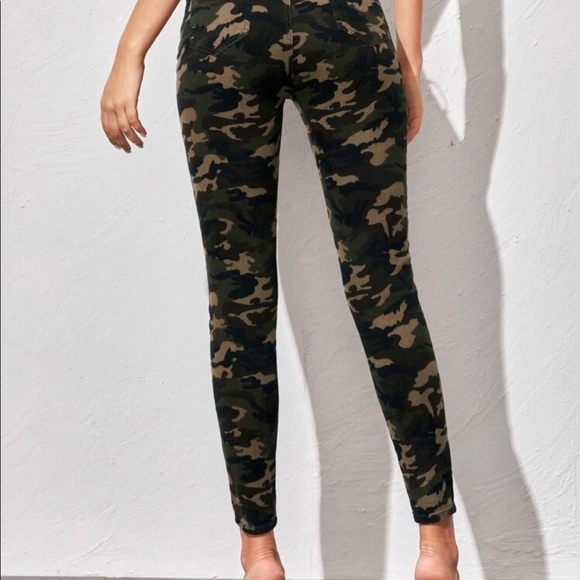 Woman’s Camo Stretch Body Lifting Jeans - Picture 3 of 7